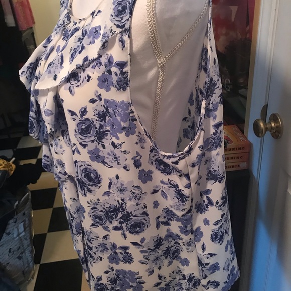 ❌SOLD❌ ELLE Sleeveless Floral print Top - Picture 3 of 5